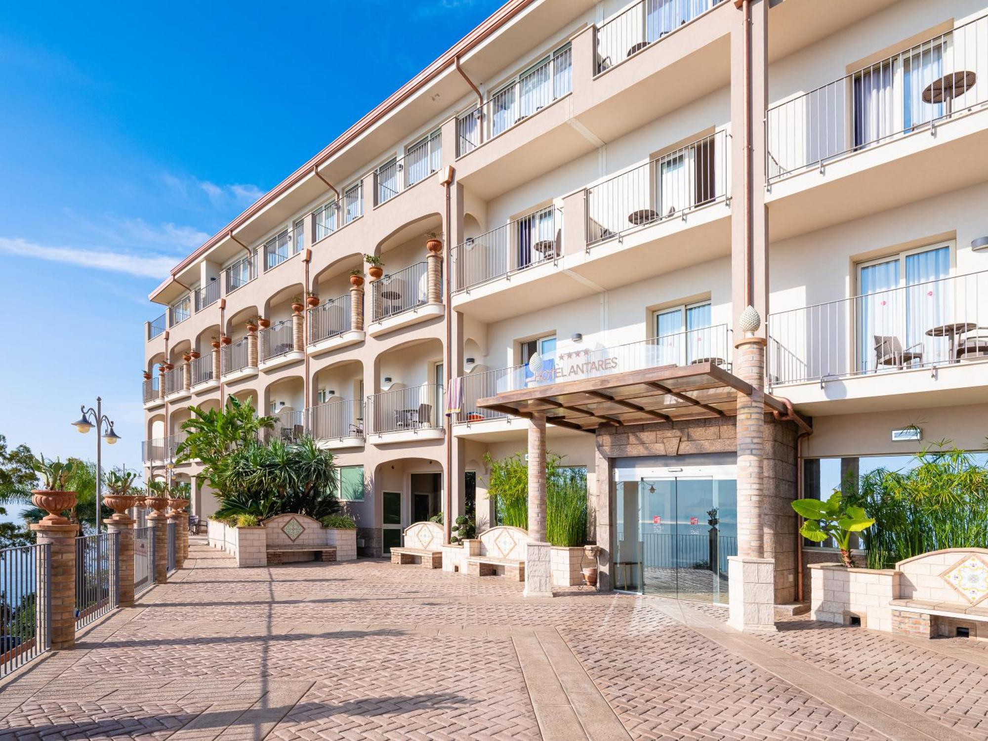 Hotel Antares Letojanni Exterior photo