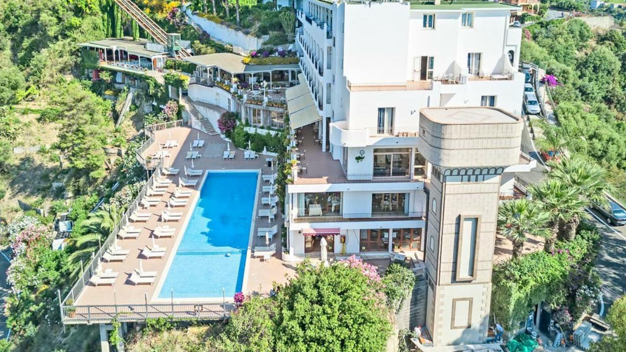 Hotel Antares Letojanni Exterior photo